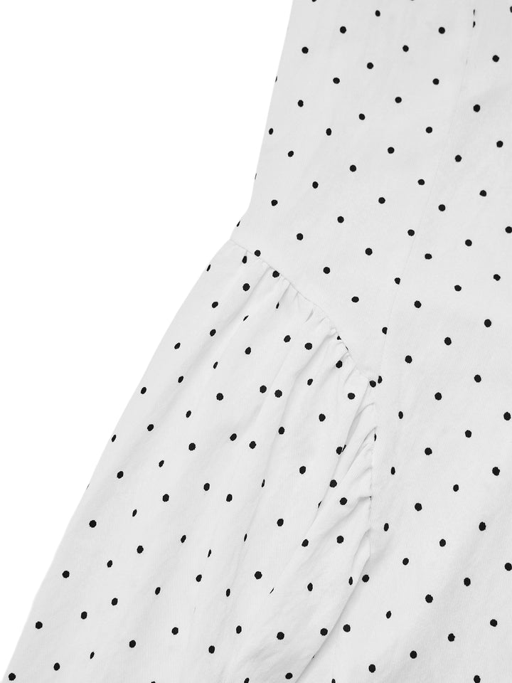 Eine Linie eleganter Polka Dot hat sich von der Schulter langen Frauen gekleidet