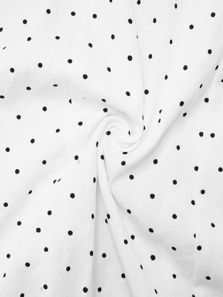 Eine Linie eleganter Polka Dot hat sich von der Schulter langen Frauen gekleidet